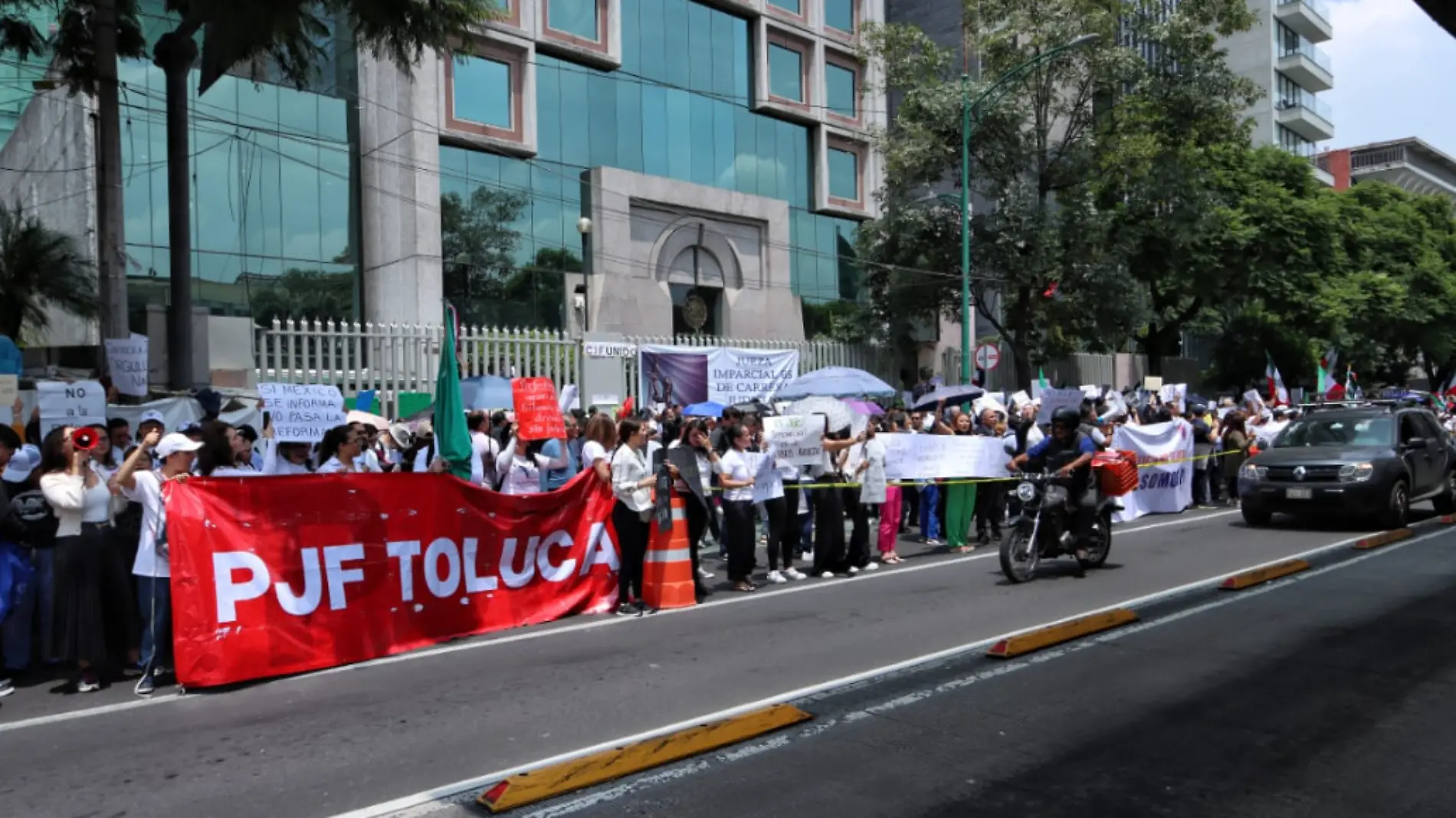 Estudiantes de derecho de la UNAM protestan contra la reforma al Poder Judicial 4 